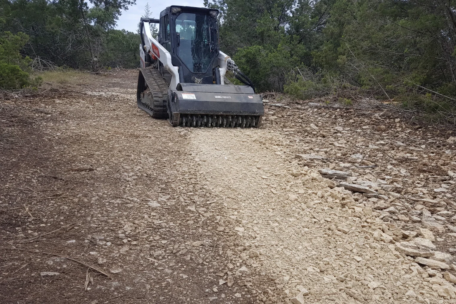 Small limestone pieces cover the working strip below the lowered milling head.